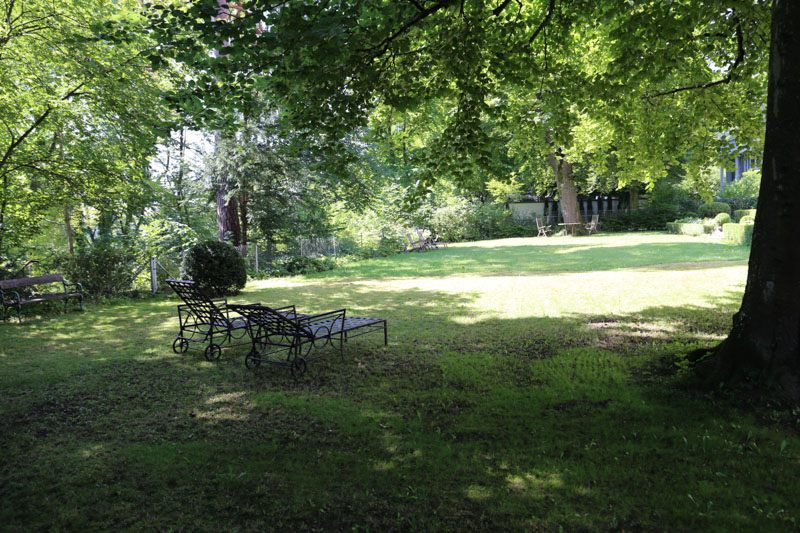 Gartenanlage Altbau-Wohnung, Muenchen-Solln, Prinz-Ludwigs-Hoehe, Eigentumswohnung, Villenkolonie, Terrasse, Park, Denkmalschutz, Isarufer, Stuck, Gästezimmer, Bibliothek, Tiefgarage, Apartment